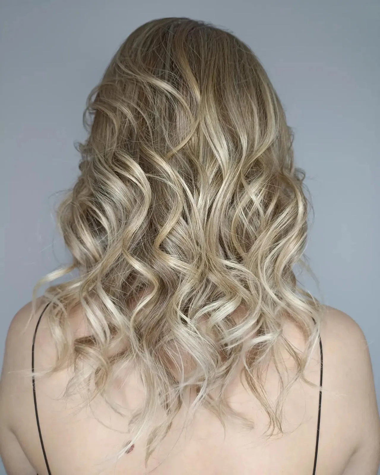 Capelli biondi con balayage e onde morbide